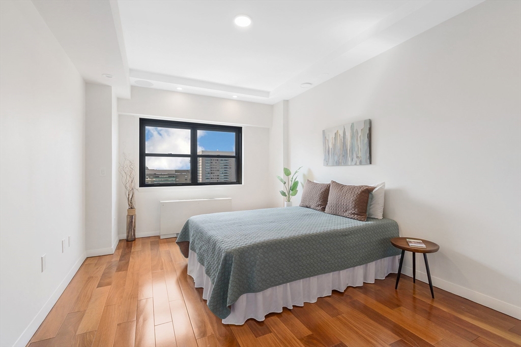 2 Hawthorne Pl 17C