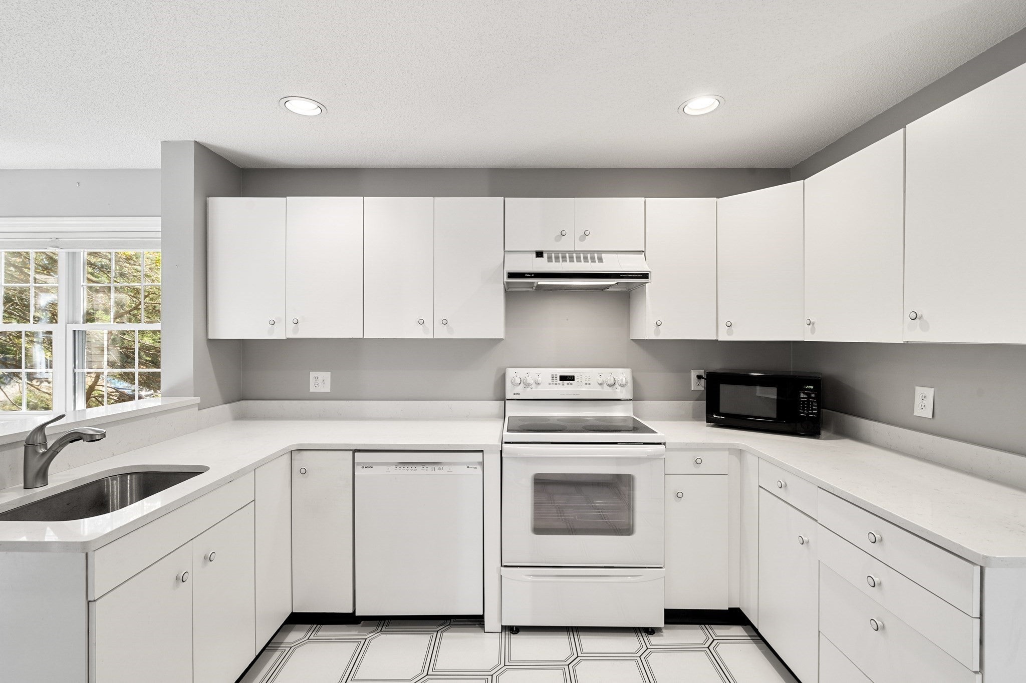213 Bishops Forest St #213, Waltham, MA, 213 Bishops Forest St #213, Waltham, MA Photo #15