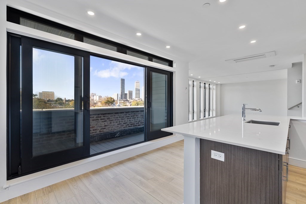 1950 Washington St 5C