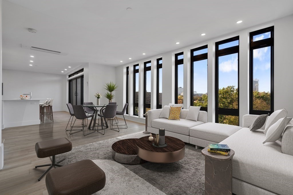 1950 Washington St 5C