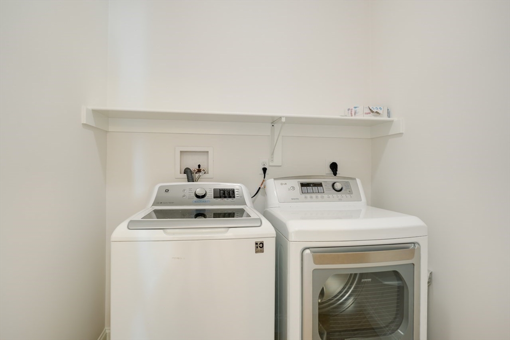 Norfolk, Massachusetts 02056, United States, 2 Bedrooms Bedrooms, ,2 BathroomsBathrooms,Residential,Pending,216064