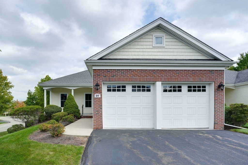 Norfolk, Massachusetts 02056, United States, 2 Bedrooms Bedrooms, ,2 BathroomsBathrooms,Residential,Pending,216064