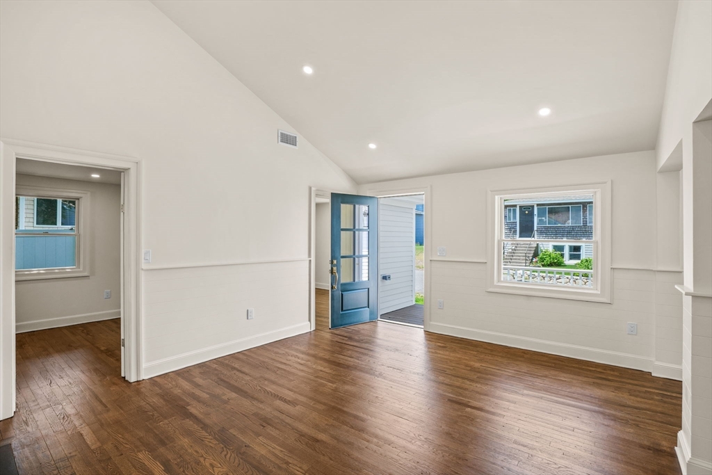 10 Mayflower Ave