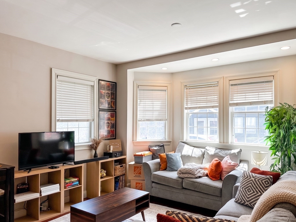Click for 65 Chestnut Ave #1, Boston, MA slideshow