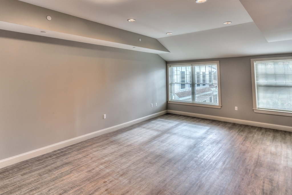 373 Commonwealth Road 207