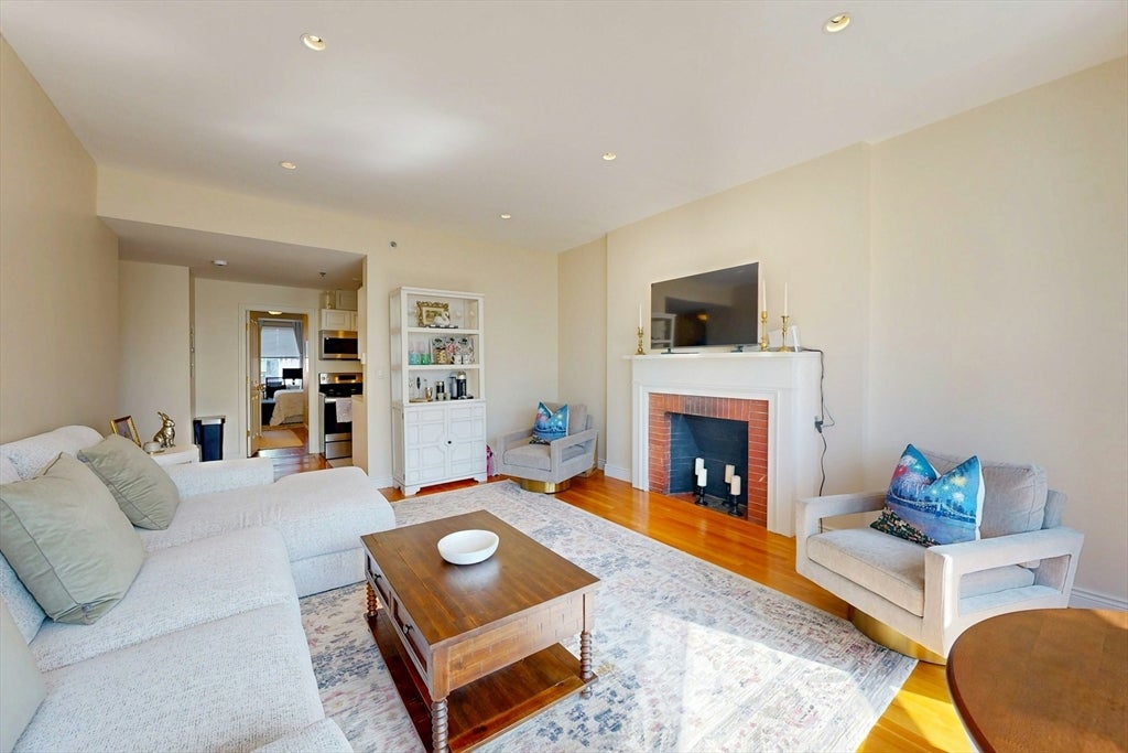 4 Charlesgate  E 406