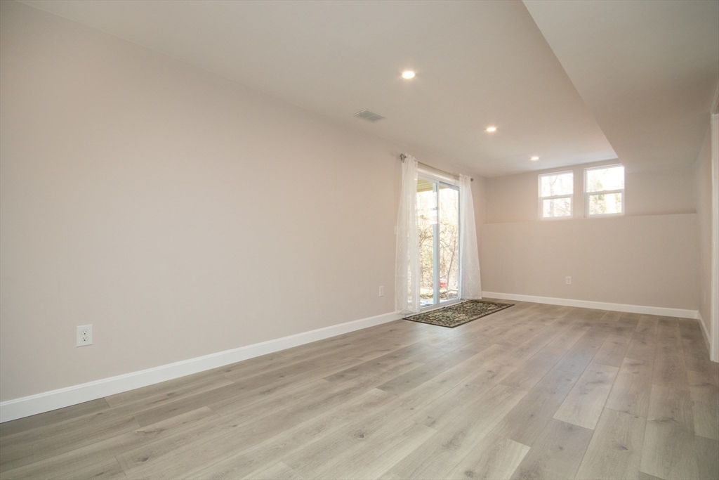 Bellingham, Massachusetts 02019, United States, 2 Bedrooms Bedrooms, ,2 BathroomsBathrooms,Residential,Pending,26781