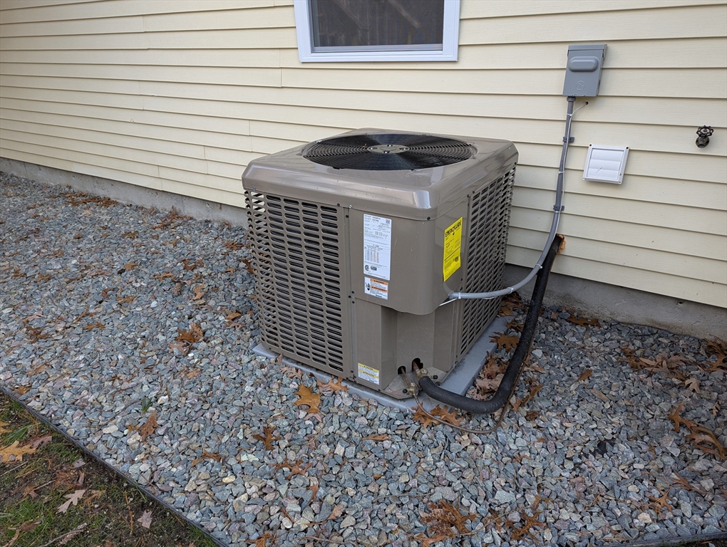 Bellingham, Massachusetts 02019, United States, 2 Bedrooms Bedrooms, ,2 BathroomsBathrooms,Residential,Pending,26781