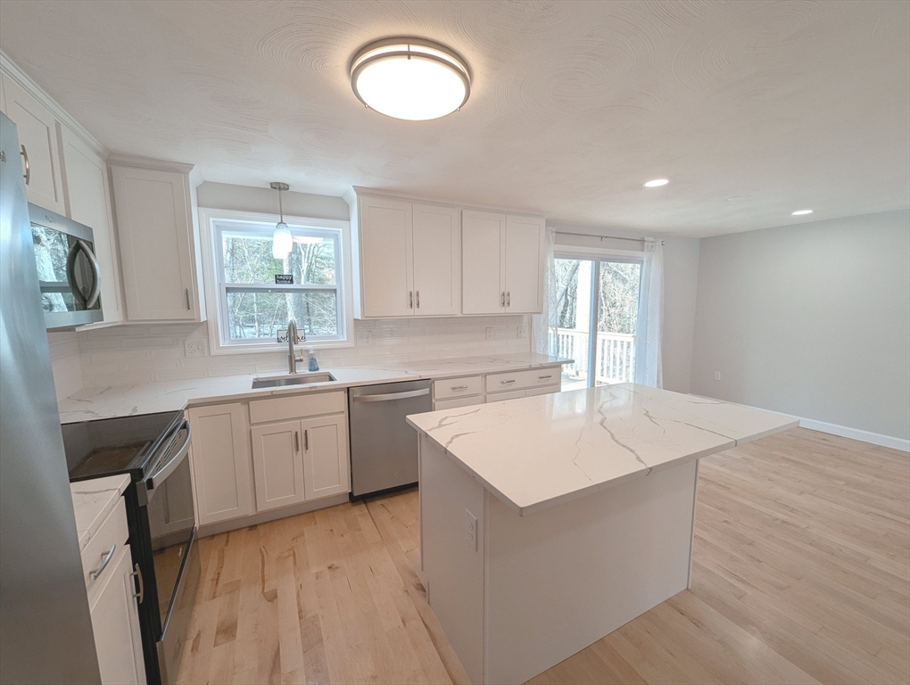 Bellingham, Massachusetts 02019, United States, 2 Bedrooms Bedrooms, ,2 BathroomsBathrooms,Residential,Pending,26781