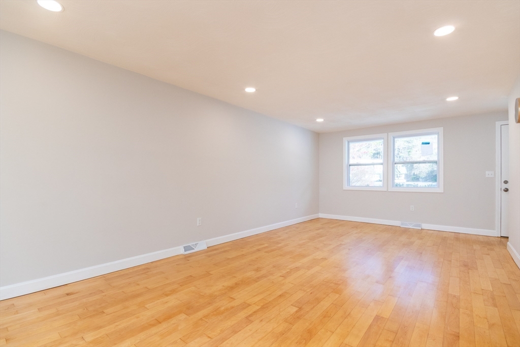 Bellingham, Massachusetts 02019, United States, 2 Bedrooms Bedrooms, ,2 BathroomsBathrooms,Residential,Pending,26781