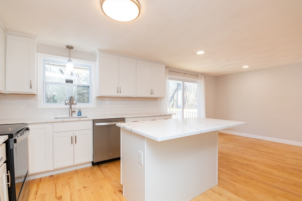 Bellingham, Massachusetts 02019, United States, 2 Bedrooms Bedrooms, ,2 BathroomsBathrooms,Residential,Pending,26781