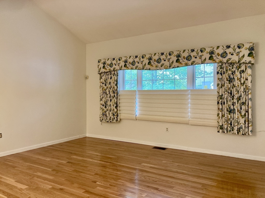 4 Oxford Dr 15