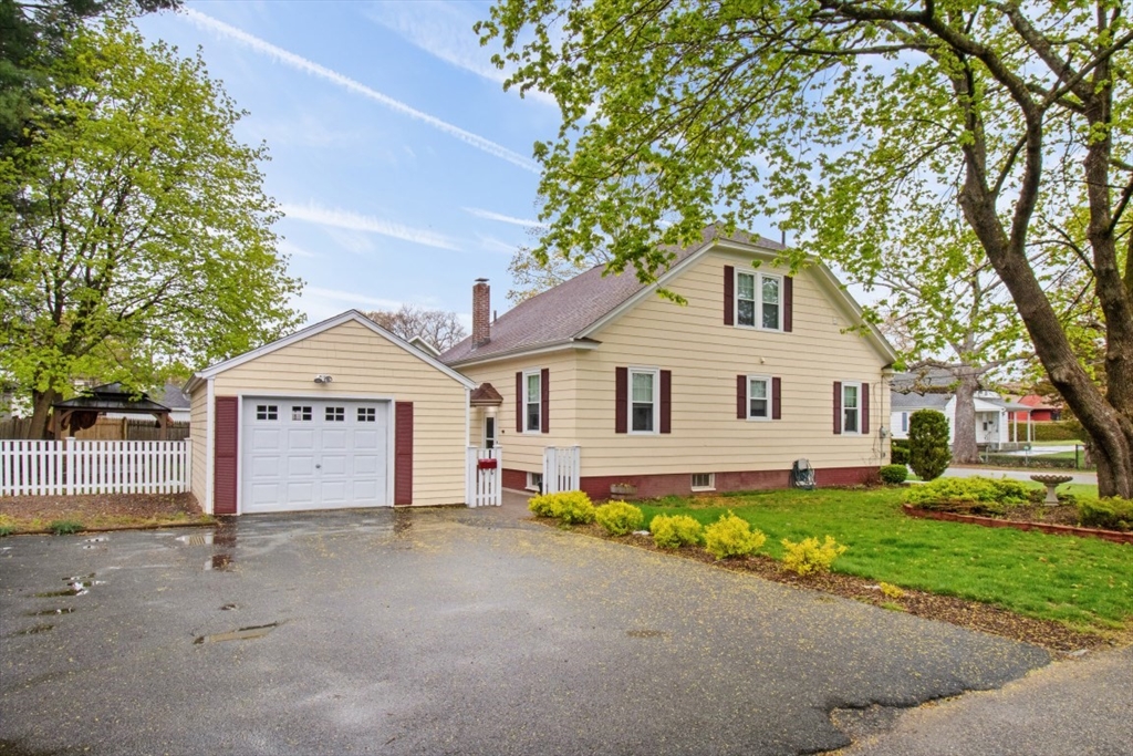 210 Robert St