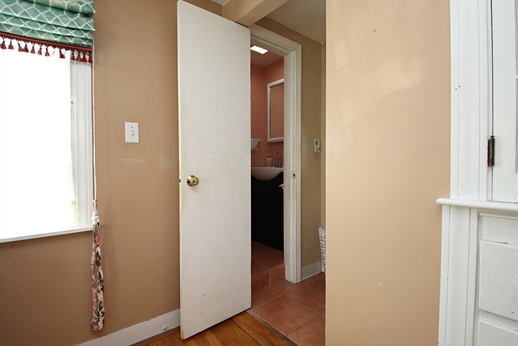 Saugus, Massachusetts 01906, United States, 3 Bedrooms Bedrooms, ,2 BathroomsBathrooms,Residential,Active,110660