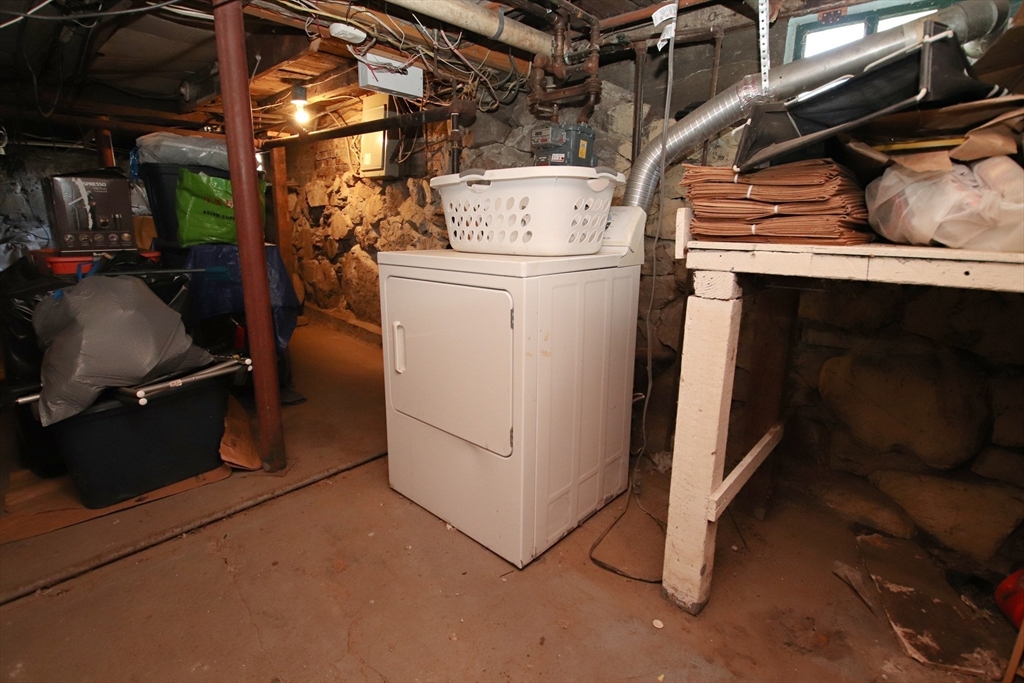 Saugus, Massachusetts 01906, United States, 3 Bedrooms Bedrooms, ,2 BathroomsBathrooms,Residential,Active,110660