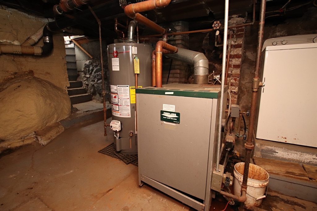 Saugus, Massachusetts 01906, United States, 3 Bedrooms Bedrooms, ,2 BathroomsBathrooms,Residential,Active,110660