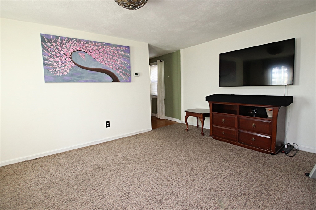 Saugus, Massachusetts 01906, United States, 3 Bedrooms Bedrooms, ,2 BathroomsBathrooms,Residential,Active,110660