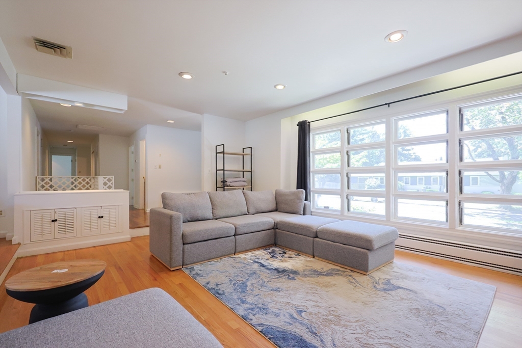 44 Ellis Dr