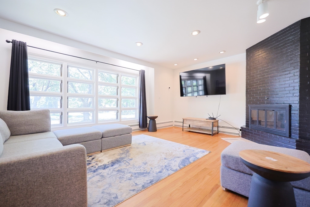 44 Ellis Dr