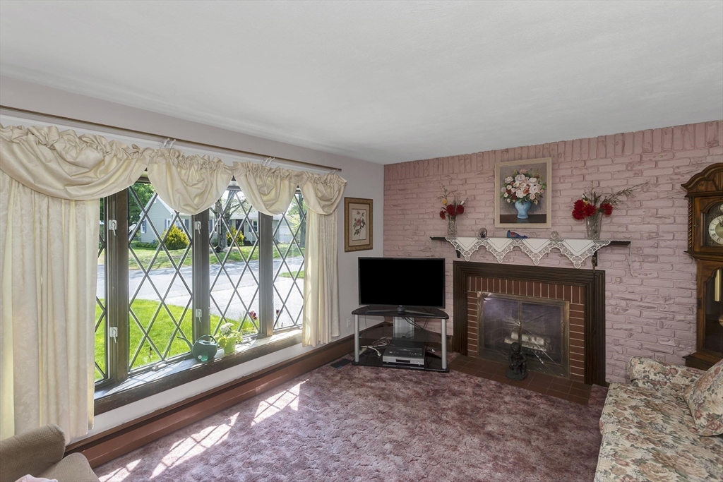 111 Woodcrest Circle, Chicopee, MA Photo #10