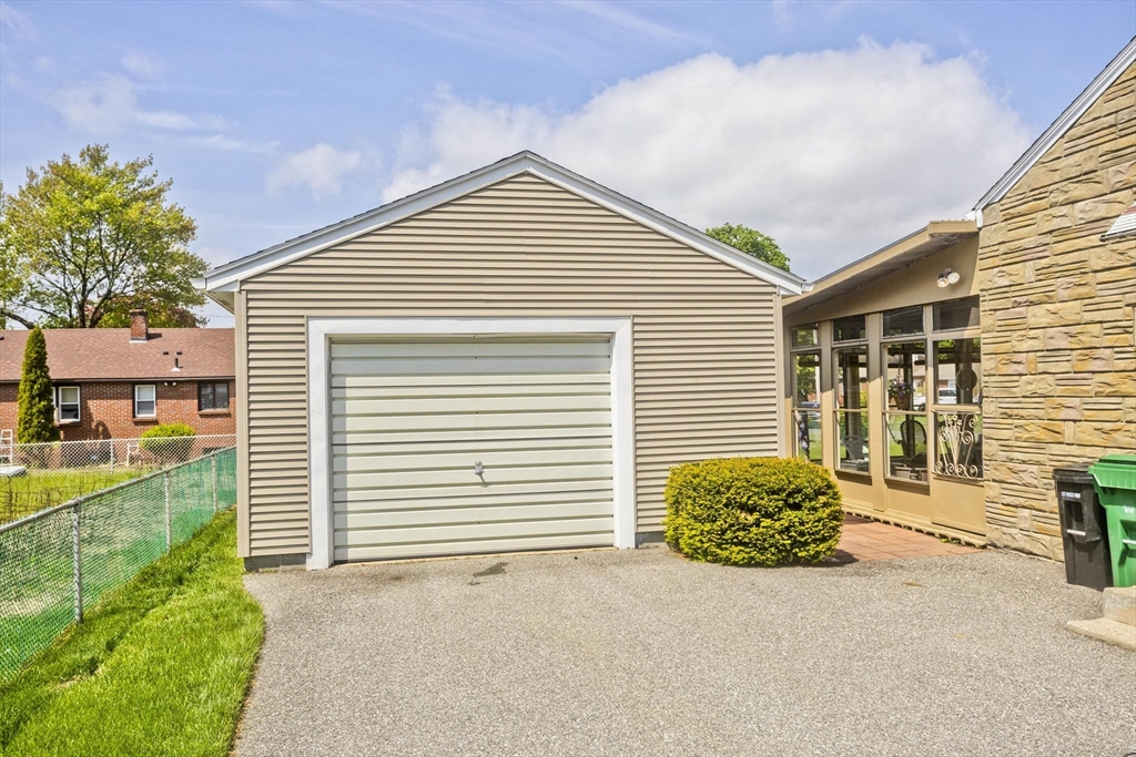 111 Woodcrest Circle, Chicopee, MA Photo #18