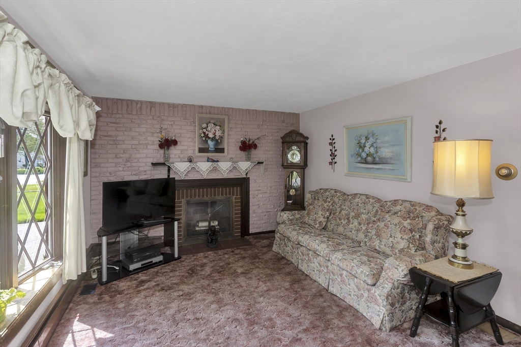 111 Woodcrest Circle, Chicopee, MA Photo #11