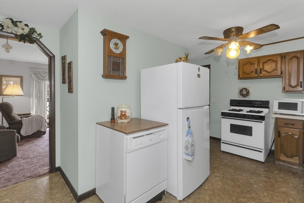 111 Woodcrest Circle, Chicopee, MA Photo #8