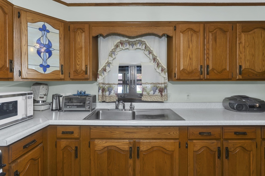 111 Woodcrest Circle, Chicopee, MA Photo #6