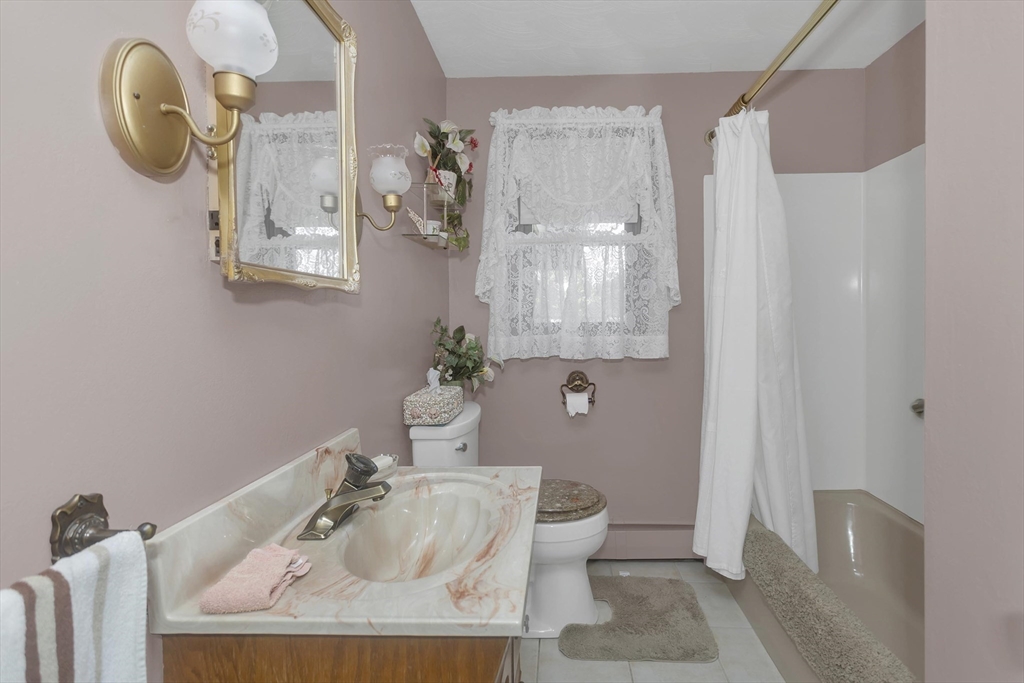 111 Woodcrest Circle, Chicopee, MA Photo #16