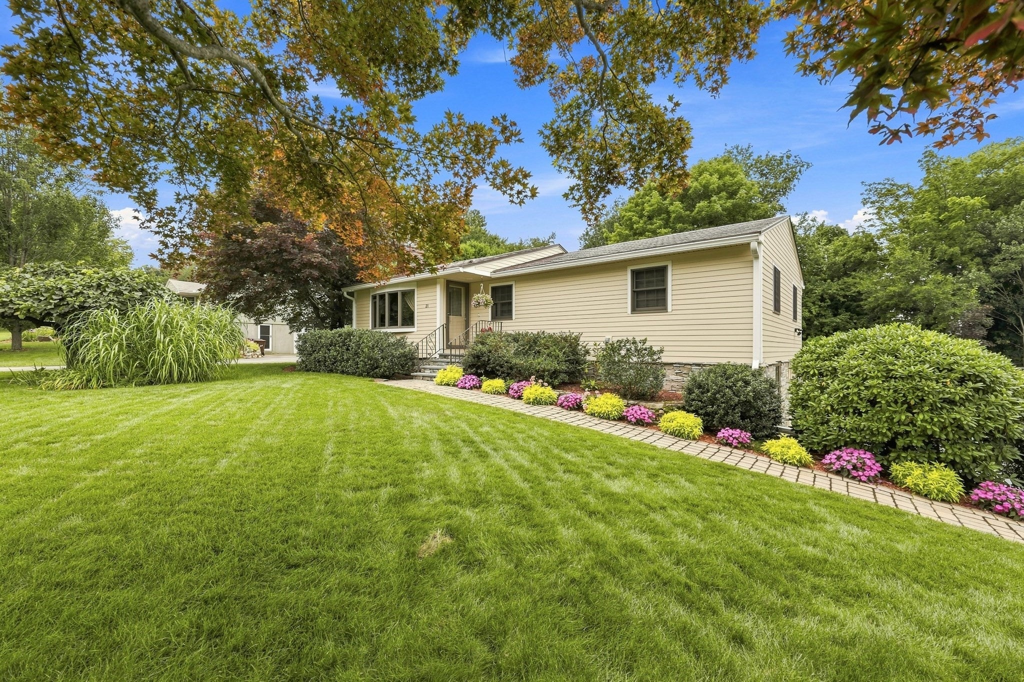 Photo of 21 Old Meetinghouse Rd, Auburn, MA