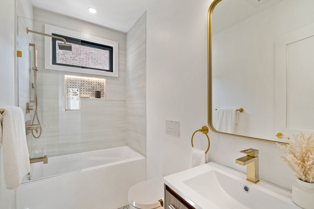 Brookline, Massachusetts 02445, United States, 3 Bedrooms Bedrooms, ,4 BathroomsBathrooms,Residential,Active,153016