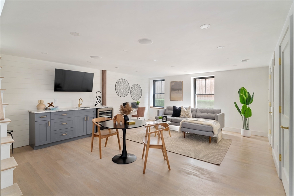 Brookline, Massachusetts 02445, United States, 3 Bedrooms Bedrooms, ,4 BathroomsBathrooms,Residential,Active,153016