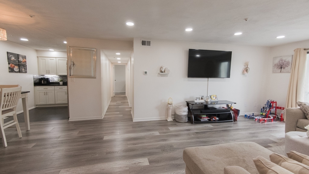 232 Canton St 206
