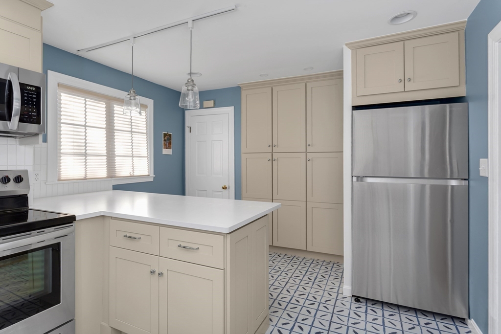 Westwood, Massachusetts 02090, United States, 3 Bedrooms Bedrooms, ,2 BathroomsBathrooms,Residential,Pending,102102