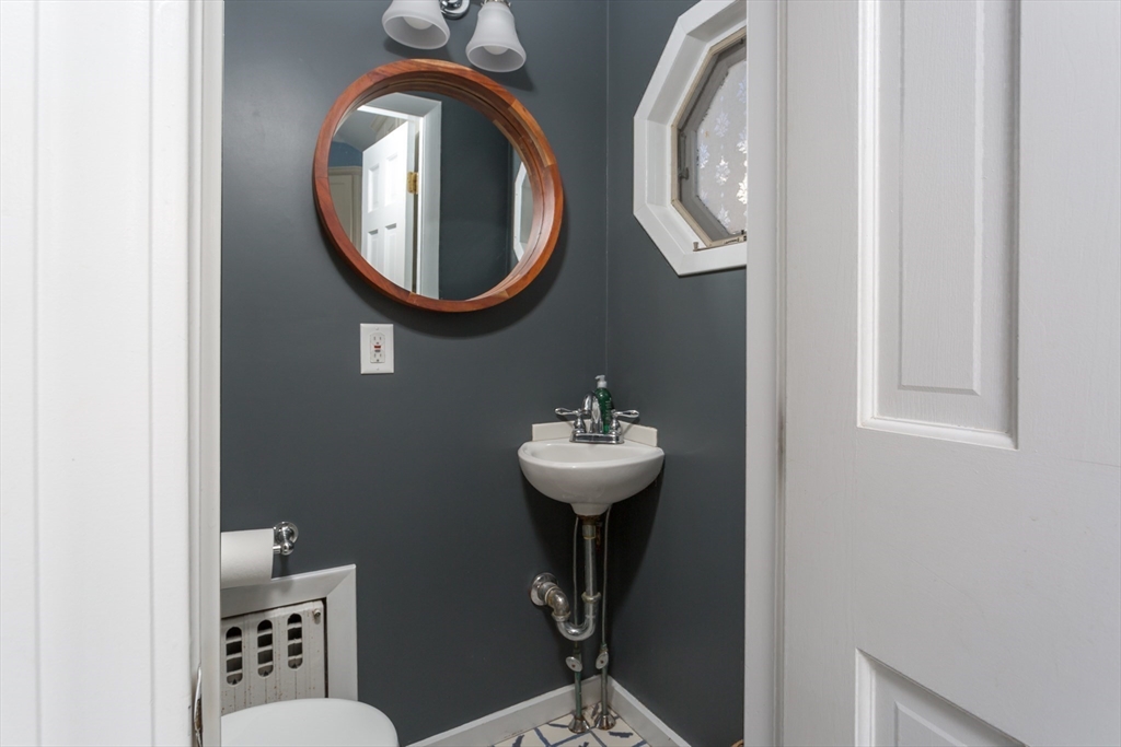 Westwood, Massachusetts 02090, United States, 3 Bedrooms Bedrooms, ,2 BathroomsBathrooms,Residential,Pending,102102