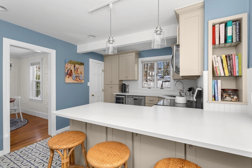 Westwood, Massachusetts 02090, United States, 3 Bedrooms Bedrooms, ,2 BathroomsBathrooms,Residential,Pending,102102