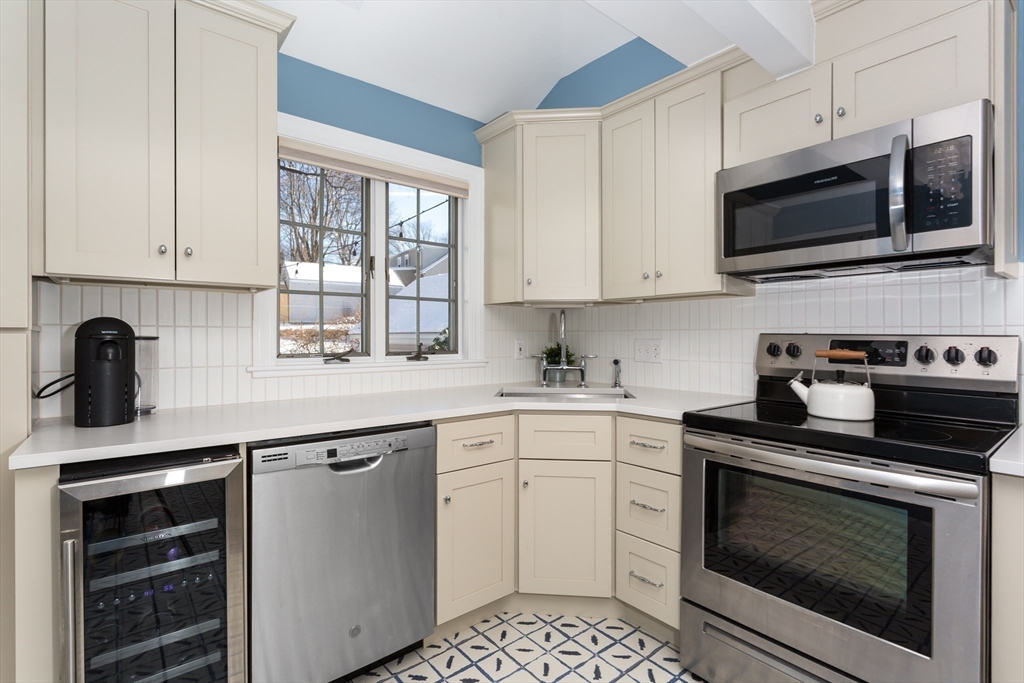 Westwood, Massachusetts 02090, United States, 3 Bedrooms Bedrooms, ,2 BathroomsBathrooms,Residential,Pending,102102