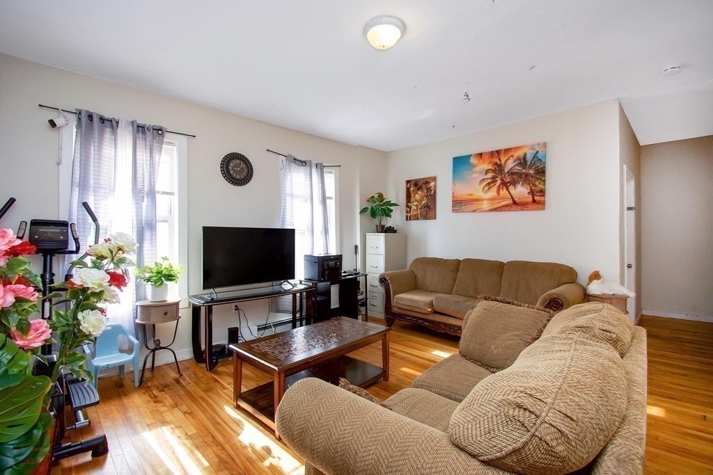 Picture for the property 73497971, 9 beds, 3 baths