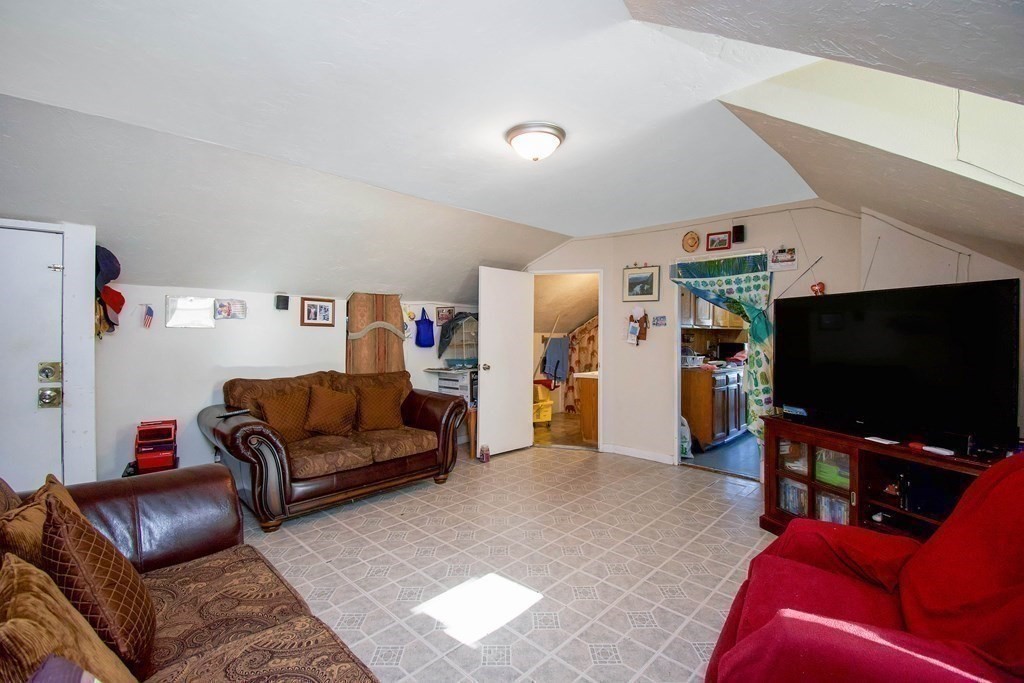 Picture for the property 73497971, 9 beds, 3 baths
