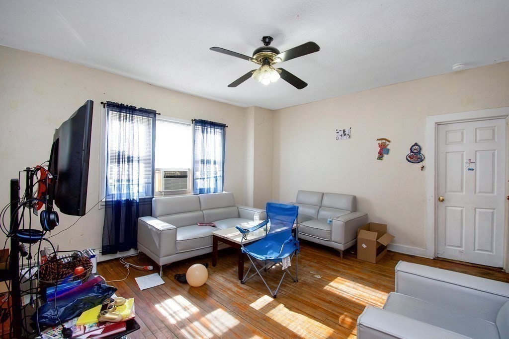 Picture for the property 73497971, 9 beds, 3 baths