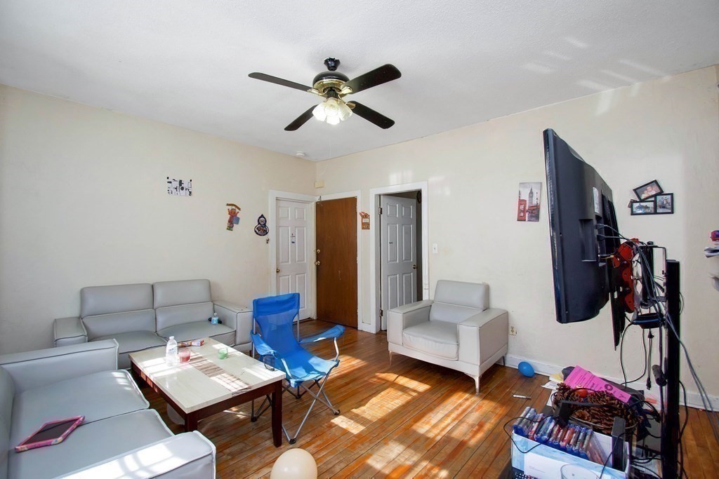 Picture for the property 73497971, 9 beds, 3 baths