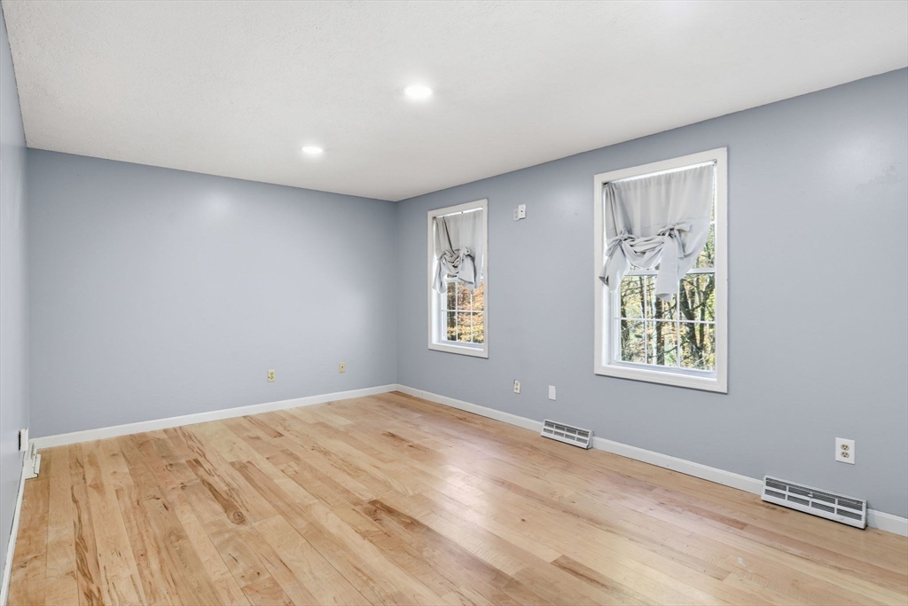 Southwick, Massachusetts 01077, United States, 3 Bedrooms Bedrooms, ,2 BathroomsBathrooms,Residential,Pending,250934