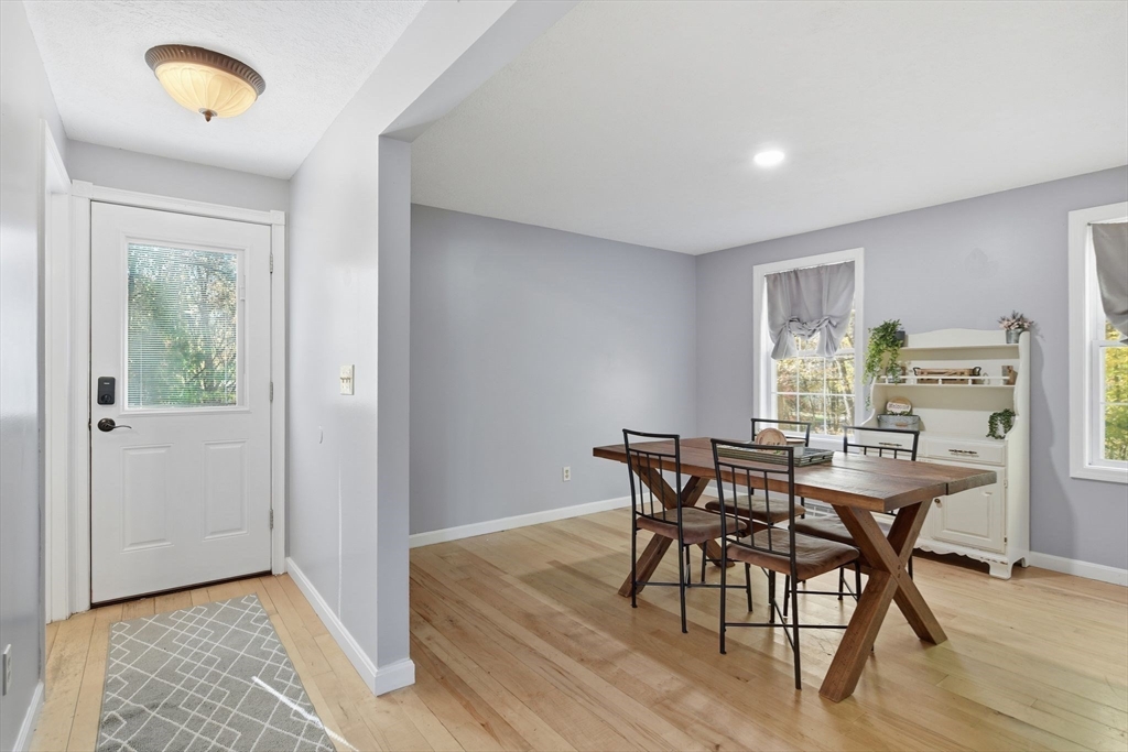 Southwick, Massachusetts 01077, United States, 3 Bedrooms Bedrooms, ,2 BathroomsBathrooms,Residential,Pending,250934