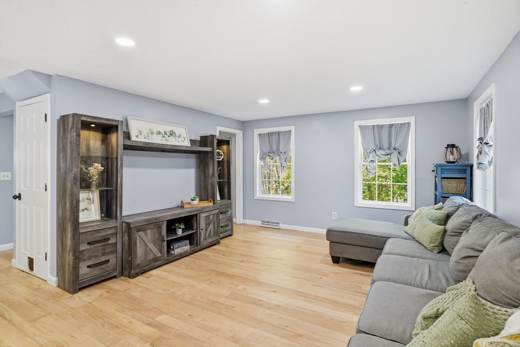 Southwick, Massachusetts 01077, United States, 3 Bedrooms Bedrooms, ,2 BathroomsBathrooms,Residential,Pending,250934