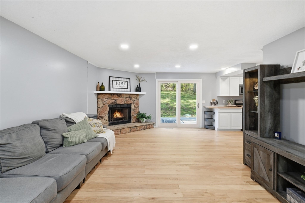 Southwick, Massachusetts 01077, United States, 3 Bedrooms Bedrooms, ,2 BathroomsBathrooms,Residential,Pending,250934