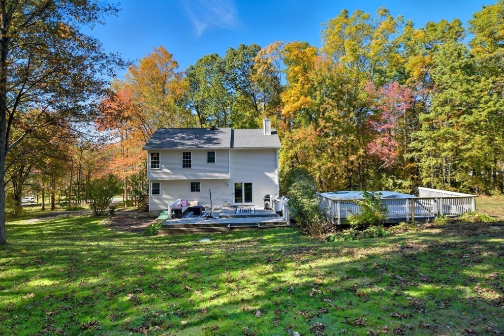 Southwick, Massachusetts 01077, United States, 3 Bedrooms Bedrooms, ,2 BathroomsBathrooms,Residential,Pending,250934