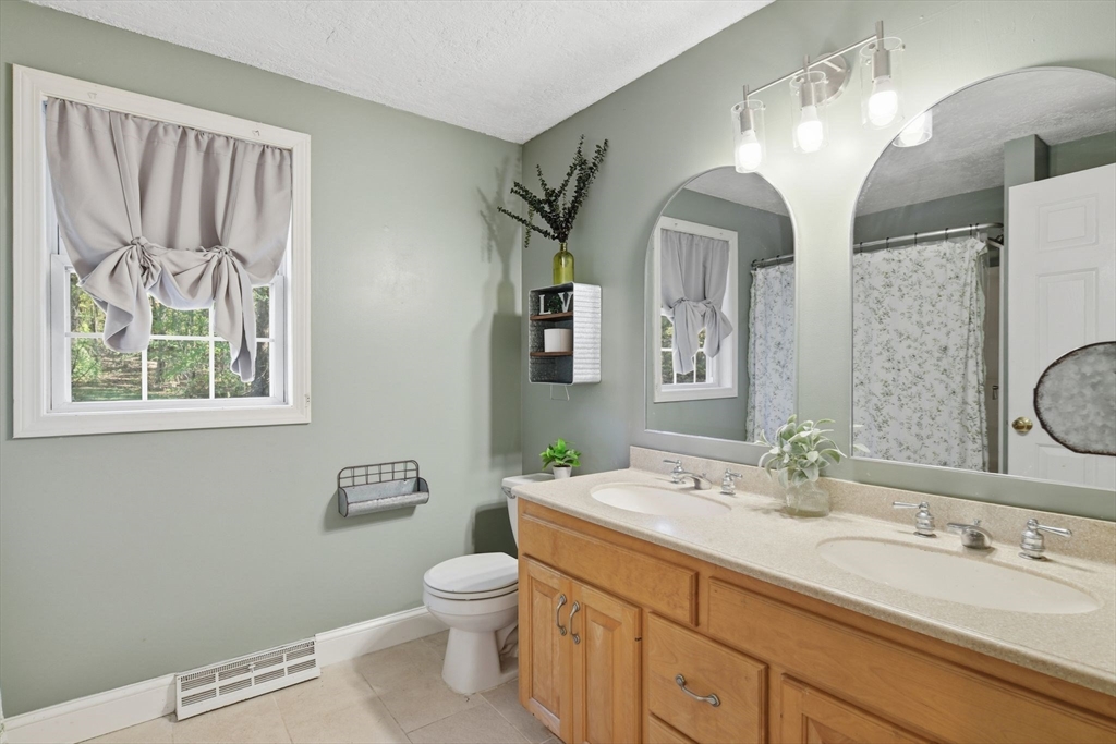 Southwick, Massachusetts 01077, United States, 3 Bedrooms Bedrooms, ,2 BathroomsBathrooms,Residential,Pending,250934