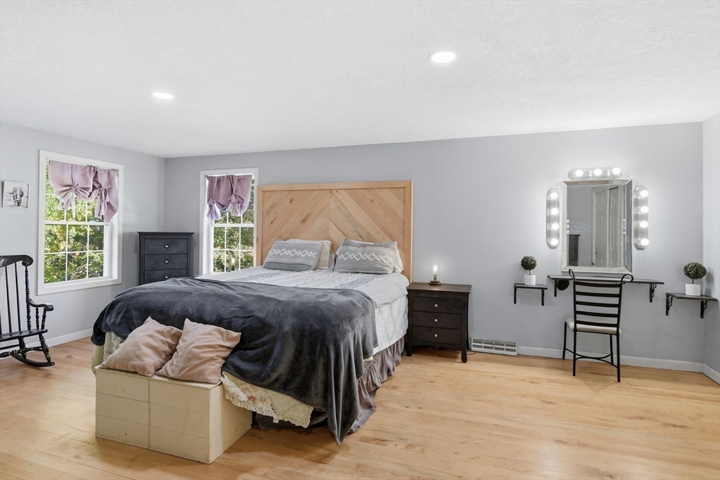 Southwick, Massachusetts 01077, United States, 3 Bedrooms Bedrooms, ,2 BathroomsBathrooms,Residential,Pending,250934