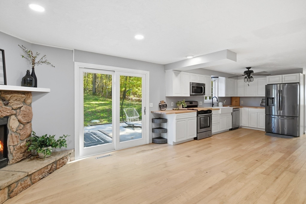 Southwick, Massachusetts 01077, United States, 3 Bedrooms Bedrooms, ,2 BathroomsBathrooms,Residential,Pending,250934