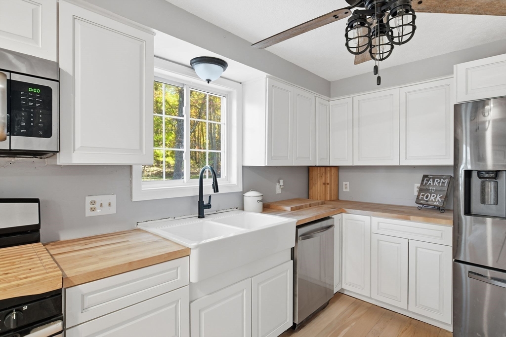 Southwick, Massachusetts 01077, United States, 3 Bedrooms Bedrooms, ,2 BathroomsBathrooms,Residential,Pending,250934